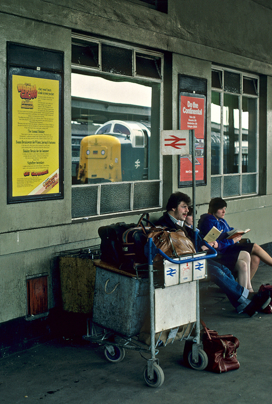 What did I Tulyar?
Waiting passengers on York's P9 seem unable to concentrate on reading matter, no doubt due to the throb of 55015 waiting to take over the 0720 Plymouth-Edinburgh. A scanned slide - I'm having a lot of my earlier slides professionally scanned by Digiscan.com Ltd of Leatherhead, this is one. 
