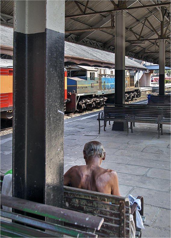 Colombo Sri Lanka
Fort station W4 No 754 abut to depart for Galle

Les Nixon

