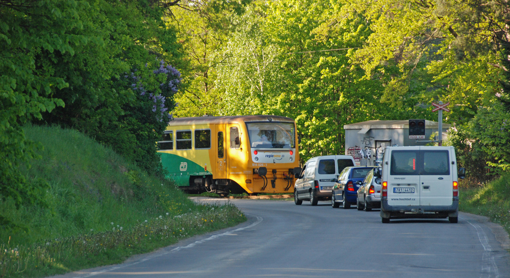 Follow-my-leader
Traffic queues up to follow a class 814 unit across the bridge at Bechyne
