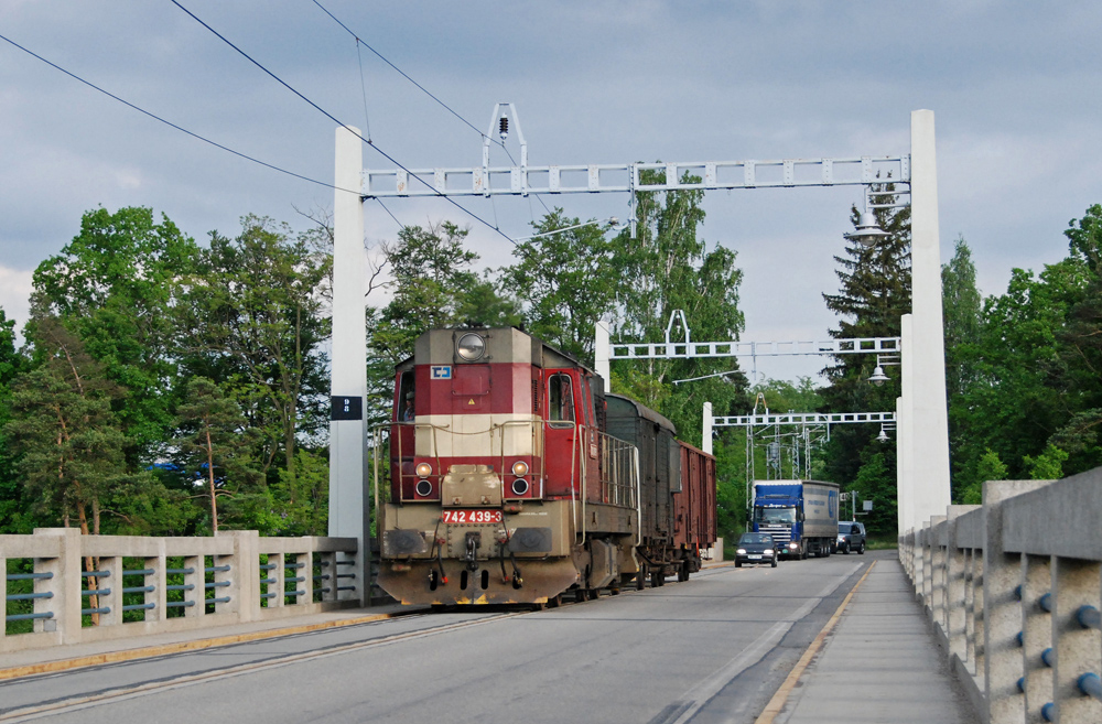 The railway's revenge
A class 742  crawls across the bridge at Bechyne bringing an artic down to 10 kph. 
