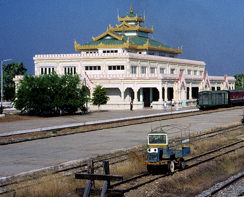 Bagan station
New station (near) Bagan, Burma
Keywords: Bagan; Buma