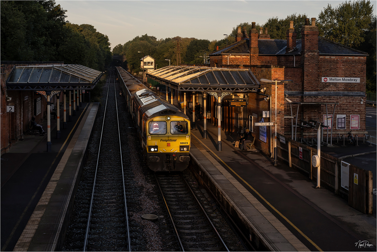 First Light at Melton Mowbray
There's nothing quite like an 0500hrs alarm call, especially when you are on holiday. The early light made it worthwhile at Melton Mowbray on the morning of Monday 16 September 2024. At 0714hrs, Freightliner loco no. 66623 heads east on 6C49, the Tunstead Sidings (0352hrs) to Luton Crescent Road working.
