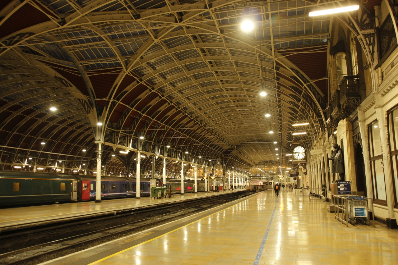 Columns and so much more - Paddington
Early morning and late at night, stations have an atmosphere different from that during the day. At about 0646 on a Saturday morning, the Night Riviera has arrived from Penzance in platform 3 at Paddington and the passengers have disembarked. There are few people about which gives more opportunity to appreciate Brunel's magnificent train shed roof.
Keywords: Night Riviera;Paddington;Brunel